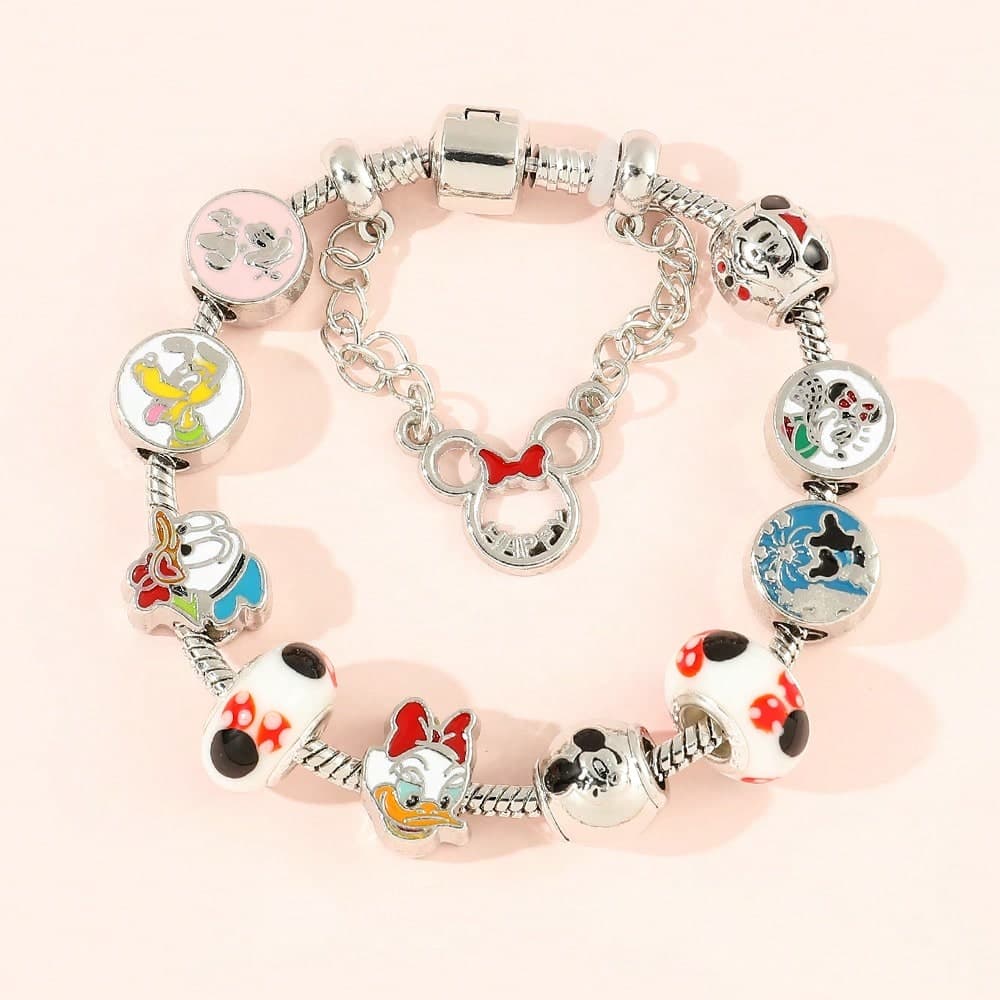 Un bracelet en perles à faire soi-même mignon et coloré, avec des animations de et de Donald Duck, comme cadeau pour les copines, les amies, les